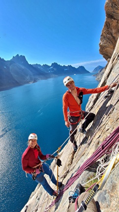 Torsukattak Fjord, Greenland, Miška Izakovičová, Callum Johnson, Tim Miller, Simon Smith - Fiordo di Torsukattak, Groenlandia: hauling on the Thumbnail 