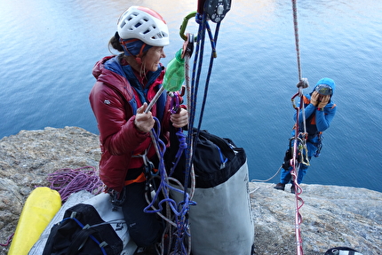 Torsukattak Fjord, Greenland, Miška Izakovičová, Callum Johnson, Tim Miller, Simon Smith - Fiordo di Torsukattak, Groenlandia: hauling on the Thumbnail 