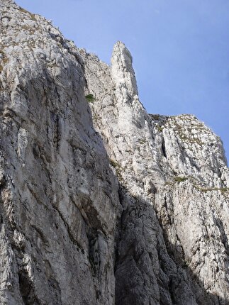 Monte Sirente, Appennino Centrale, Torre Prignano, Simone Federici, Cristiano Iurisci, Micheal De Julis - 'Solo per Donne' alla Torre Prignano, Monte Sirente: l'evidente Torre che si staglia contro il cielo