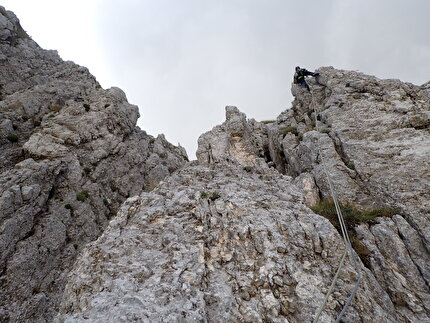 Monte Sirente, Appennino Centrale, Torre Prignano, Simone Federici, Cristiano Iurisci, Micheal De Julis - 'Solo per Donne' alla Torre Prignano, Monte Sirente: Micheal De Julis sul chiave del 2° tiro