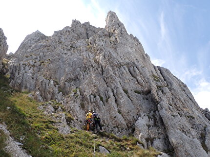 Monte Sirente, Appennino Centrale, Torre Prignano, Simone Federici, Cristiano Iurisci, Micheal De Julis - 'Solo per Donne' alla Torre Prignano, Monte Sirente: il tiro di collegamento che porta alla base della Torre Prignano