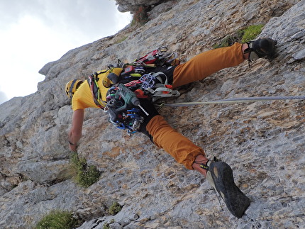 Monte Sirente, Appennino Centrale, Torre Prignano, Simone Federici, Cristiano Iurisci, Micheal De Julis - 'Solo per Donne' alla Torre Prignano, Monte Sirente: Simone Federici sui primi metri della Torre