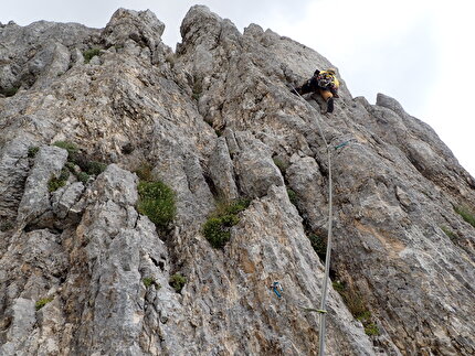 Monte Sirente, Appennino Centrale, Torre Prignano, Simone Federici, Cristiano Iurisci, Micheal De Julis - 'Solo per Donne' alla Torre Prignano, Monte Sirente: Simone Federici all'inizio del tratto duro del 4° tiro