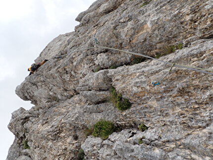 Monte Sirente, Appennino Centrale, Torre Prignano, Simone Federici, Cristiano Iurisci, Micheal De Julis - 'Solo per Donne' alla Torre Prignano, Monte Sirente: Simone Federici sul passo chiave del 4° tiro (VI+)