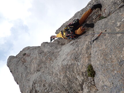 Monte Sirente, Appennino Centrale, Torre Prignano, Simone Federici, Cristiano Iurisci, Micheal De Julis - 'Solo per Donne' alla Torre Prignano, Monte Sirente: urge un fix... fessure svase e cieche per i chiodi