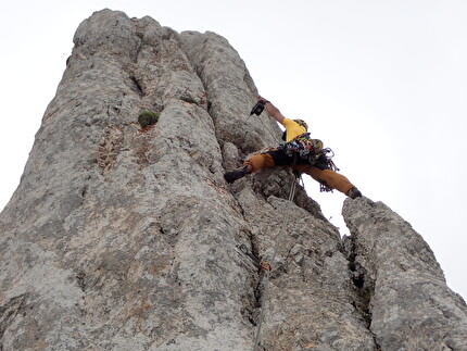 Monte Sirente, Appennino Centrale, Torre Prignano, Simone Federici, Cristiano Iurisci, Micheal De Julis - 'Solo per Donne' alla Torre Prignano, Monte Sirente: l'ultimo fix prima di affrontare il passo chiave della via