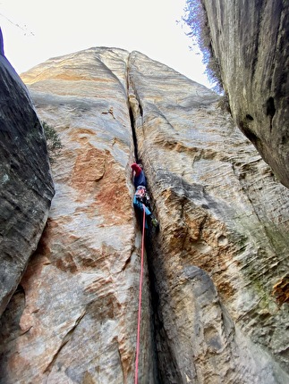 Adrspach, Michał Czech, Paweł Zieliński - Adrspach: Michał Czech climbing 'Východní spára', Dědek