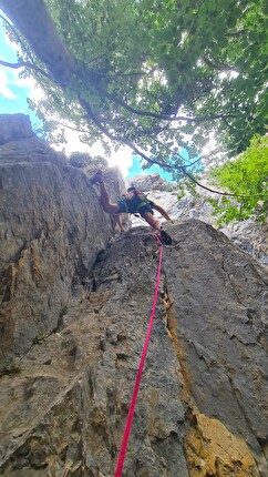 Buco del Merlo, Monte Porcini, Monti Reatini, Appennino Centrale, Ginevra Calandrella, Pino Calandrella - Pietra Miliare al Buco del Merlo: Pino Caladrella in apertura del 1° tiro