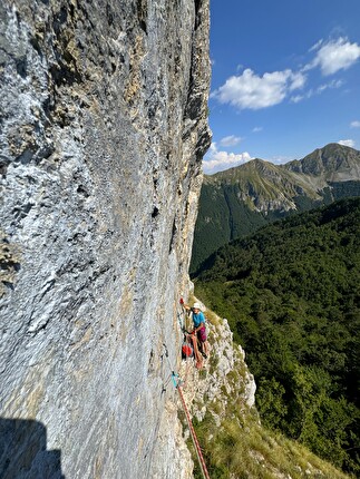 Buco del Merlo, Monte Porcini, Monti Reatini, Appennino Centrale, Ginevra Calandrella, Pino Calandrella - Pietra Miliare al Buco del Merlo: Ginevra Calandrella assicura Pino Calandrella sul 3° tiro