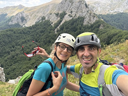 Buco del Merlo, Monte Porcini, Monti Reatini, Appennino Centrale, Ginevra Calandrella, Pino Calandrella - Pietra Miliare al Buco del Merlo: Ginevra Calandrella e Pino Calandrella a fine via