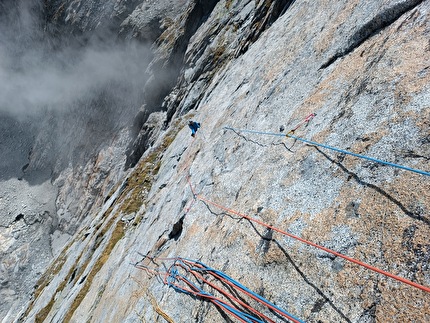 Tempo per respirare, Carè Alto, Adamello - Presanella, Marco Fedrizzi, Francesco Salvaterra - L'apertura di 'Tempo per respirare' alla sud del Carè Alto (Marco Fedrizzi, Francesco Salvaterra 23/08/2024)