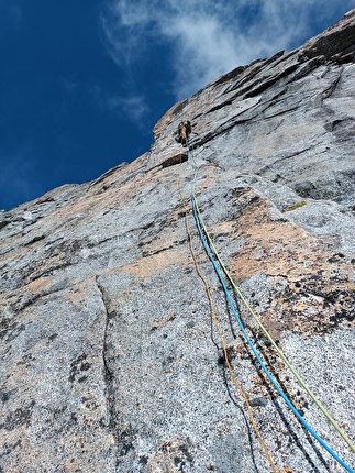 Tempo per respirare, Carè Alto, Adamello - Presanella, Marco Fedrizzi, Francesco Salvaterra - L'apertura di 'Tempo per respirare' alla sud del Carè Alto (Marco Fedrizzi, Francesco Salvaterra 23/08/2024)