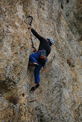 Valle Fredda, Gran Sasso - Valle Fredda, la falesia di drytooling al cospetto del Gran Sasso