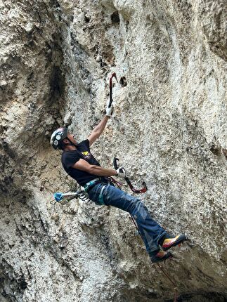 Valle Fredda, Gran Sasso - Valle Fredda, la falesia di drytooling al cospetto del Gran Sasso