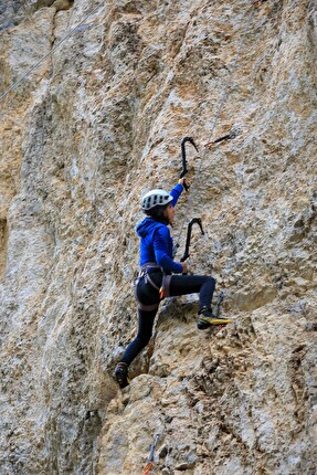 Valle Fredda, Gran Sasso - Valle Fredda, la falesia di drytooling al cospetto del Gran Sasso