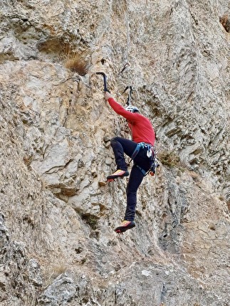 Valle Fredda, Gran Sasso - Valle Fredda, la falesia di drytooling al cospetto del Gran Sasso