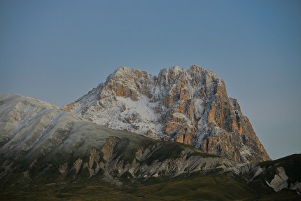 Valle Fredda, Gran Sasso - Valle Fredda, la falesia di drytooling al cospetto del Gran Sasso