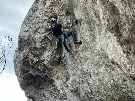 Valle Fredda, Gran Sasso - Valle Fredda, la falesia di drytooling al cospetto del Gran Sasso