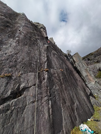 Arrampicata in Galles, Caterina Bassi, Martino Quintavalla - Arrampicata in Galles: Caterina Bassi su Rainbow of recalcitrance E6 6b - Rainbow slab, Llanberis