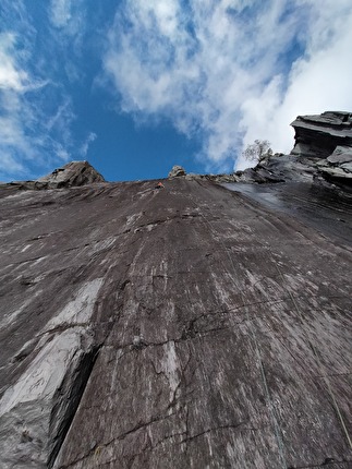 Arrampicata in Galles, Caterina Bassi, Martino Quintavalla - Arrampicata in Galles: Martino Quintavalla su Splitstream E5 6b - Rainbow slab, Llanberis