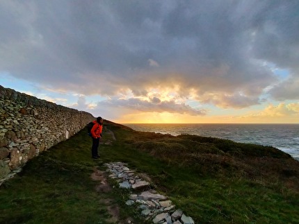 Arrampicata in Galles, Caterina Bassi, Martino Quintavalla - Arrampicata in Galles: paesaggio sopra la scogliera di Rhoscolyn, Anglesey