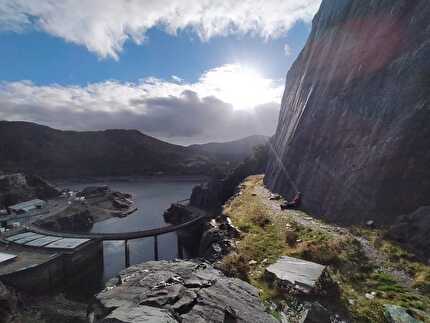 Arrampicata in Galles, Caterina Bassi, Martino Quintavalla - Arrampicata in Galles: alla base della Rainbow Slab, Llanberis