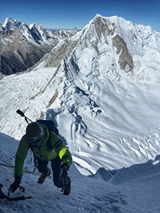 Carlo Gallavresi - Carlo Gallavresi in uscita dal canale dell’Alpamayo poco prima della vetta, 13/08/2024