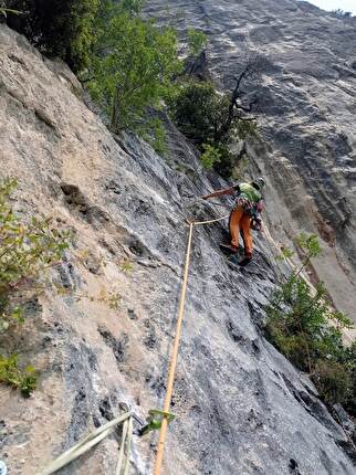 Monte Cimo, Brentino, Val d'Adige, Davide Iotti, Cristina Oldrati, Matteo Rivadossi - Pandemenza alla Pala del Boral del Monte Cimo: Matteo Rivadossi in apertura su L2 di Pandemenza