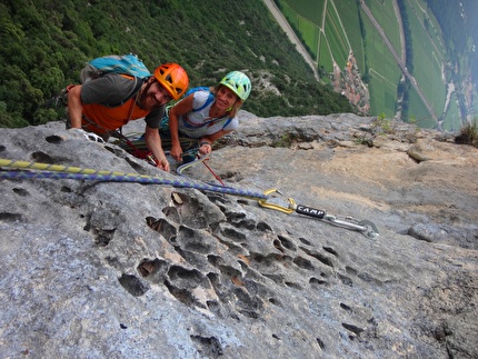 Monte Cimo, Brentino, Val d'Adige, Davide Iotti, Cristina Oldrati, Matteo Rivadossi - Pandemenza alla Pala del Boral del Monte Cimo: Beniamino Giori & Cristina Oldrati in sosta su S3 di Pandemenza