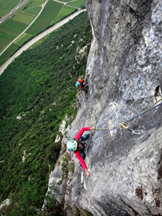 Monte Cimo, Brentino, Val d'Adige, Davide Iotti, Cristina Oldrati, Matteo Rivadossi - Pandemenza alla Pala del Boral del Monte Cimo: Davide Iotti & Cristina Oldrati lungo il complicato muro di L6