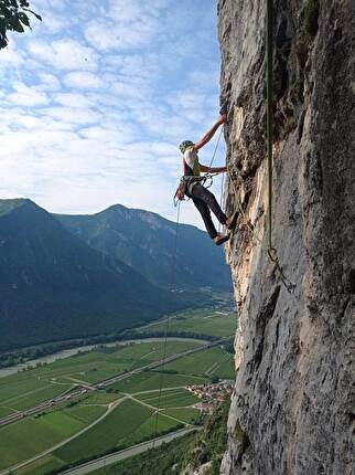 Monte Cimo, Brentino, Val d'Adige, Davide Iotti, Cristina Oldrati, Matteo Rivadossi - Pandemenza alla Pala del Boral del Monte Cimo: Matteo Rivadossi in apertura sul traverso di L3 di Pandemenza