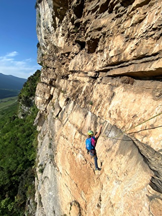 Monte Cimo, Brentino, Val d'Adige, Davide Dallera, Davide Iotti, Cristina Oldrati, Matteo Rivadossi - Cristina Oldrati sulla roccia da favola su L1 di 'Transgemica' alle Pale Basse, Monte Cimo