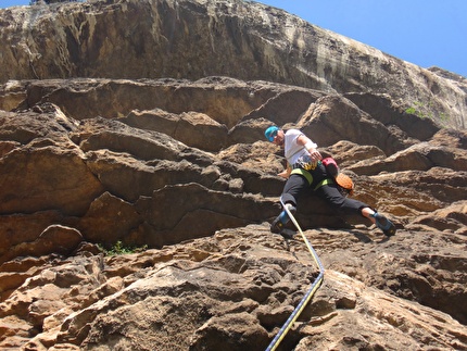 Monte Cimo, Brentino, Val d'Adige, Davide Dallera, Davide Iotti, Cristina Oldrati, Matteo Rivadossi - Davide Iotti sui primi metri di L2 di 'Transgemica' alle Pale Basse, Monte Cimo