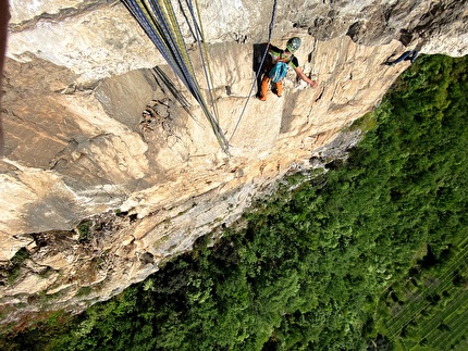 Monte Cimo, Brentino, Val d'Adige, Davide Dallera, Davide Iotti, Cristina Oldrati, Matteo Rivadossi - Il vuoto del traverso di L2 visto da S2 di 'Transgemica' alle Pale Basse, Monte Cimo