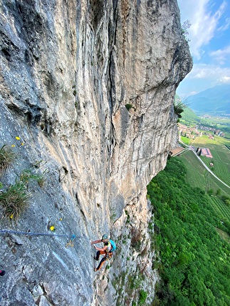 Monte Cimo, Brentino, Val d'Adige, Davide Dallera, Davide Iotti, Cristina Oldrati, Matteo Rivadossi - Sulle gocce dello spettacolare traverso di L4 di 'Transgemica' alle Pale Basse, Monte Cimo