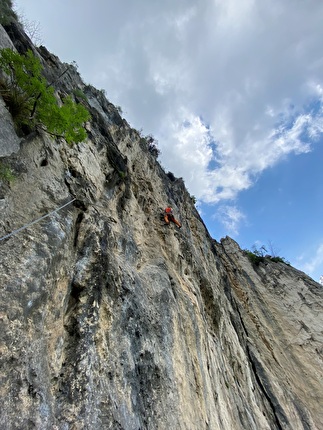 Monte Cimo, Brentino, Val d'Adige, Davide Dallera, Davide Iotti, Cristina Oldrati, Matteo Rivadossi - Matteo Rivadossi in apertura su L5  di 'Transgemica' alle Pale Basse, Monte Cimo