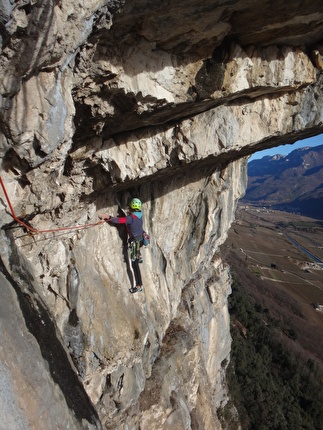 Monte Cimo, Brentino, Val d'Adige, Daniel Ferrari, Cristina Oldrati, Matteo Rivadossi - Traversando sotto il grande tetto di L3 di 'Z di Zorro' alle Pale Basse, Monte Cimo