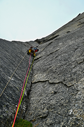 Stetind Norvegia, Dave MacLeod, Calum Muskett - Dave MacLeod apre 'Line Dancing' (800m, E5 6b) sulla parete SO di Stetind in Norvegia, 09/2024