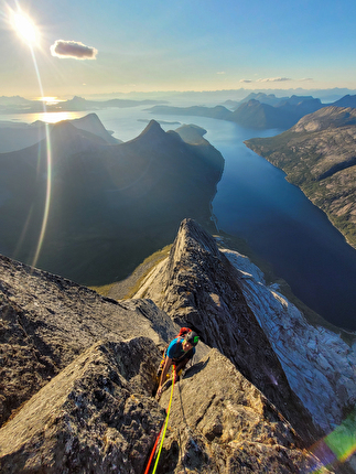 Stetind Norvegia, Dave MacLeod, Calum Muskett - Dave MacLeod apre 'Line Dancing' (800m, E5 6b) sulla parete SO di Stetind in Norvegia, 09/2024