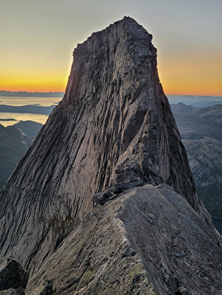 Stetind Norvegia, Dave MacLeod, Calum Muskett - Durante l'apertura di 'Line Dancing' (800m, E5 6b) sulla parete SO di Stetind in Norvegia (Dave MacLeod, Calum Muskett 09/2024)