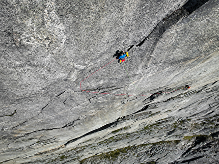 Stetind Norvegia, Dave MacLeod, Calum Muskett - Durante l'apertura di 'Line Dancing' (800m, E5 6b) sulla parete SO di Stetind in Norvegia (Dave MacLeod, Calum Muskett 09/2024)