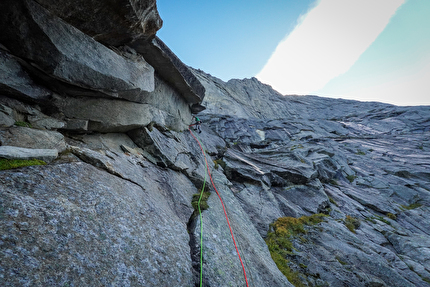 Stetind Norvegia, Dave MacLeod, Calum Muskett - Calum Muskett apre 'Line Dancing' (800m, E5 6b) sulla parete SO di Stetind in Norvegia, 09/2024