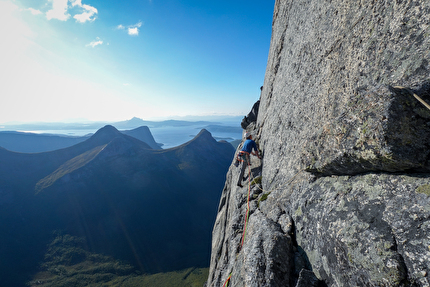 Stetind Norvegia, Dave MacLeod, Calum Muskett - Calum Muskett apre 'Line Dancing' (800m, E5 6b) sulla parete SO di Stetind in Norvegia, 09/2024