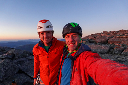 Stetind Norvegia, Dave MacLeod, Calum Muskett - Calum Muskett e Dave MacLeod durante l'apertura di 'Line Dancing' (800m, E5 6b) sulla parete SO di Stetind in Norvegia, 02/09/2024