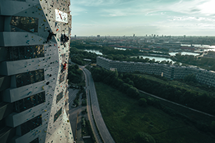 Mammut - Adam Ondra’s ascent on the exterior of CopenHill: a symbol of commitment to sustainability.