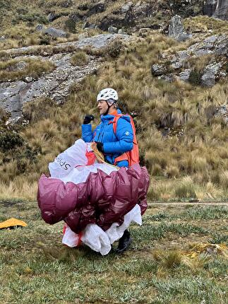 Lars Lämmler Alpamayo Perù - Lars Lämmler dove il volo dall'Alpamayo in Perù