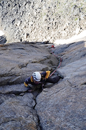 Innaarsuit, Greenland, Indie Fallowfield, Ben Kent, Chris Moore - Innaarsuit, Greenland: Indie Fallowfield cruising far out from the belay on pitch 3 of ’Twist of Fate'