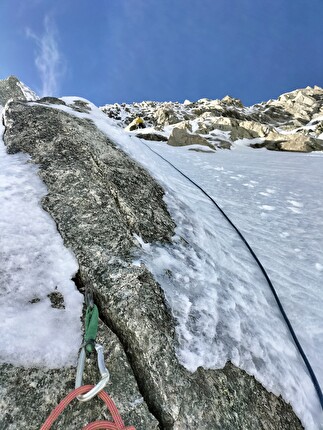 Aiguille du Toula, Monte Bianco, Niccolò Bruni, Federica Furia - L'apertura di 'C'est trop facile' all'Aiguille du Toula nel massiccio del Monte Bianco (Niccolò Bruni, Federica Furia 01/11/2024)