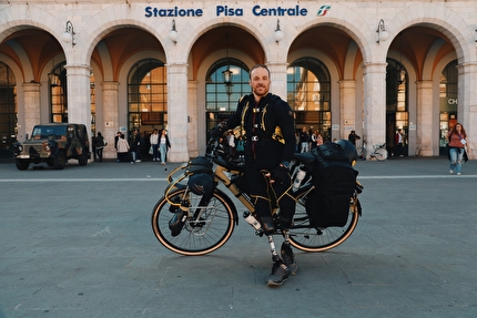 Andrea Lanfri - Andrea Lanfri in partenza per il suo viaggio sulle montagne del centro Italia, novembre 2024