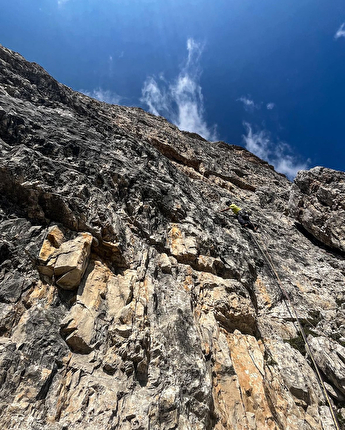 Torrione Carducci, Dolomiti di Sesto, Omar Pradella, Aldo Valmassoi - L'apertura di 'Per Sempre' al Torrione Carducci, gruppo Croda dei Toni, Dolomiti di Sesto (Omar Pradella, Aldo Valmassoi 08/2024)